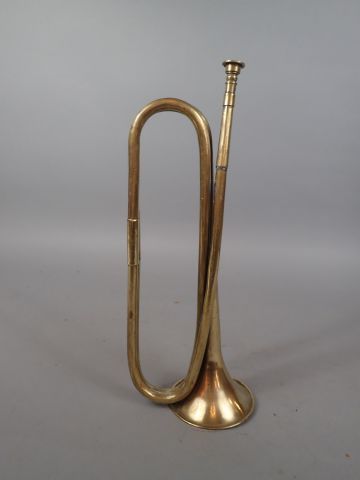 Trompette en laiton. Longueur 41 cm. Petits...