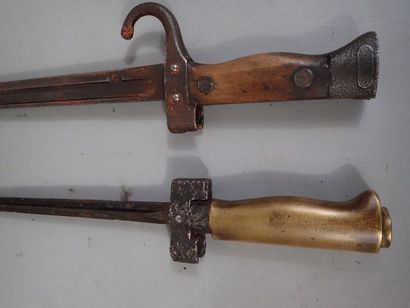 Lot de 2 baïonnettes françaises : 1 Lebel...