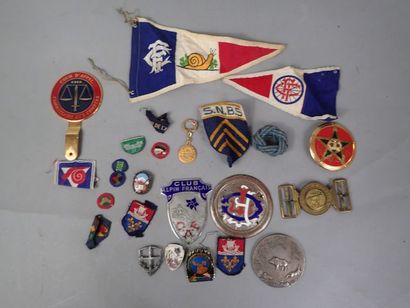 Lot d’insignes en métal et tissus dont Scout,...
