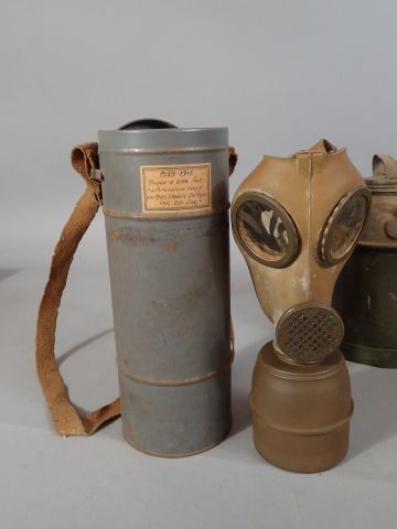 3 masques à gaz de la Défense Passive dans...