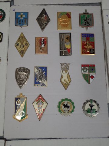 Lot d’insignes du Train, présentés sur 11...