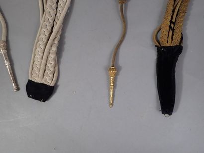 Lot de 2 aiguillettes, l’une dorée et l’autre...