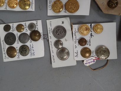 Lot de boutons français d’uniformes civils...