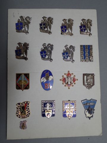 Lot d’insignes Infanterie, présentés sur...