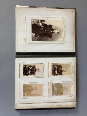 Album photos contenant 75 photographies,...