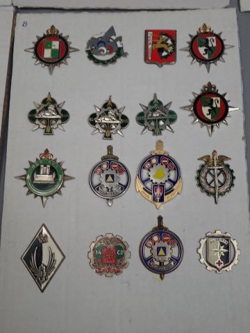Lot d’insignes du Train, présentés sur 11...