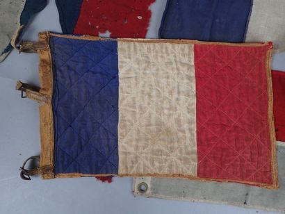 Lot : Fanion Tricolore molletonné à bordures...