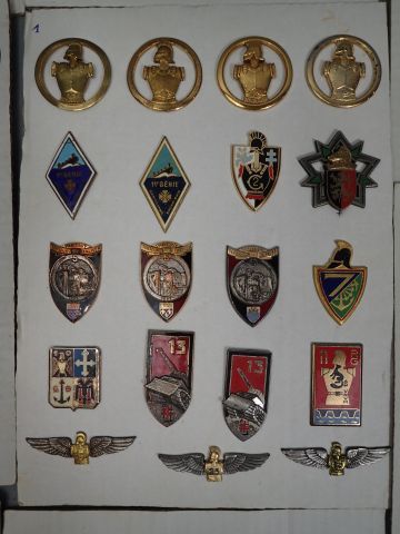 Lot d’insignes français divers : matériel,...