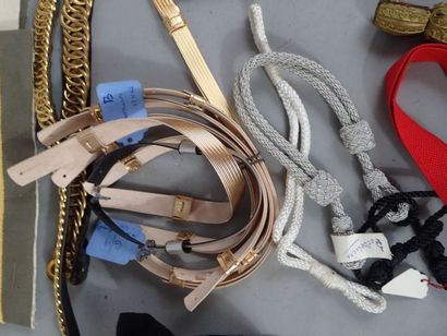 Lot de passementerie, de jugulaires, de fausses...