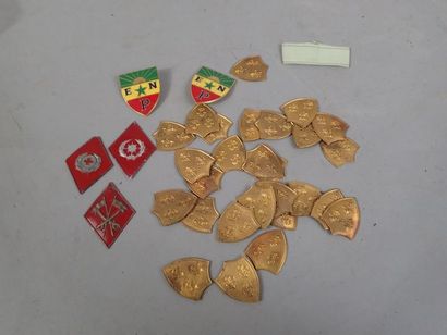 Lot d’insignes métalliques et d’ecus à 3...