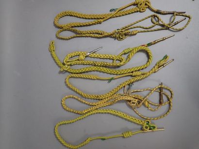 Lot de fourragères. Différentes couleurs,...