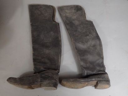 Une paire de bottes à haute tige en cuir...