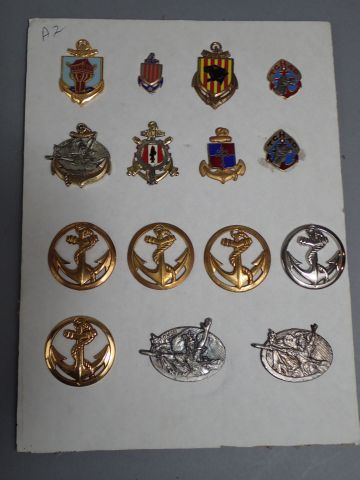 Lot d’insigne Artillerie et troupe de Marine,...