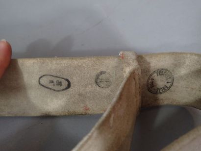 Lot : 1 ceinturon en buffle blanc à deux...