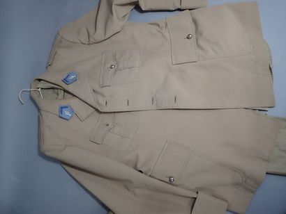 Lot d’uniformes français. Uniforme d’adjudant-chef...