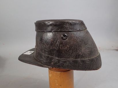 Shako en cuir, visière carrée, intérieur...