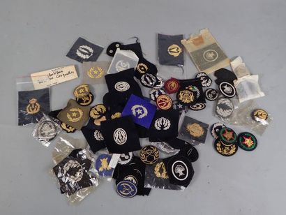 Lot de d’écussons, d’insignes divers en passementerie...