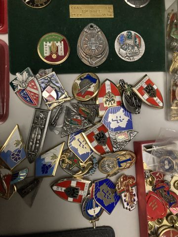 Fort lot de réductions, pin’s et petits insignes...