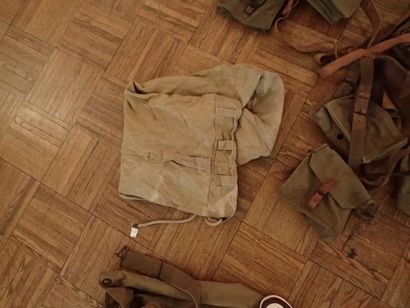 Lot d’équipement militaire : 3 sacs à paquetages,...
