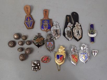 Lot de 15 insignes régimentaires et 6 boutons...