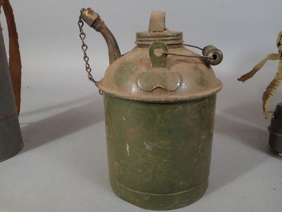 3 masques à gaz de la Défense Passive dans...