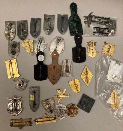 Lot d’insignes : Artillerie, Cavalerie, Génie...