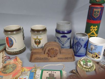Lot de souvenirs régimentaires, fanions,...