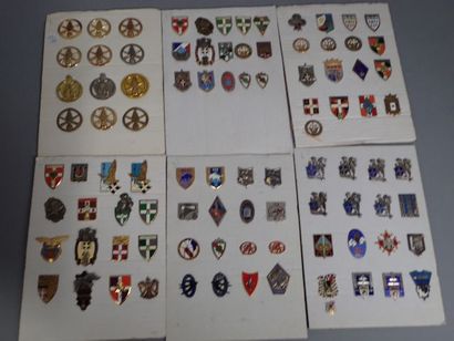 Lot d’insignes Infanterie, présentés sur...