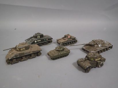 Lot de véhicules militaires et avions miniatures....