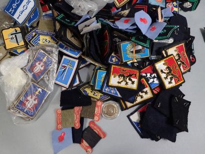 Lot de losanges de bras modèle 45 et insigne...