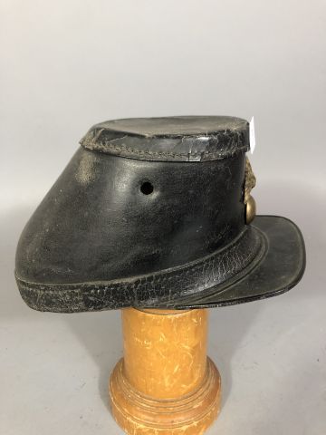 Képi en cuir, à visière carrée, grenade en...
