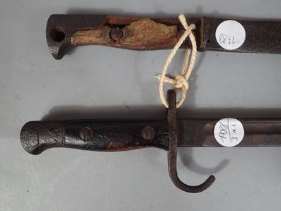 Deux baïonnettes, une Britannique modèle...