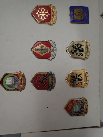 Lot d’insignes français divers : matériel,...