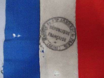 Lot de trois brassards : un en tissu rouge...