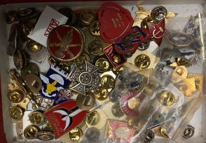 Fort lot de réductions, pin’s et petits insignes...
