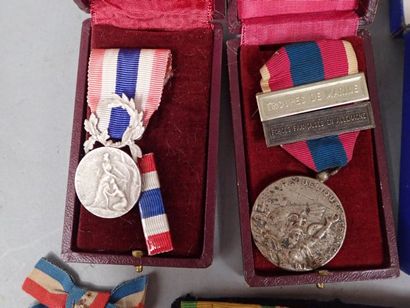 Lot de médailles françaises et étrangères,...
