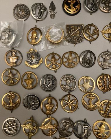 Lot d’insignes pour béret. Toutes armes et...