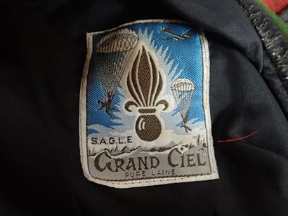 8 bérets para et légion avec 6 insignes....