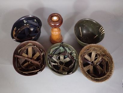 Lot de 8 sous casques Français mod 51, dont...