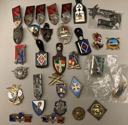 Lot d’insignes : Artillerie, Cavalerie, Génie...