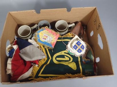 Lot de souvenirs régimentaires, fanions,...