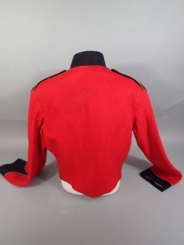 Spencer d’officier en drap rouge avec grades,...