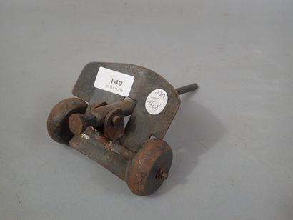 Petit canon jouet en métal peint gris artillerie,...