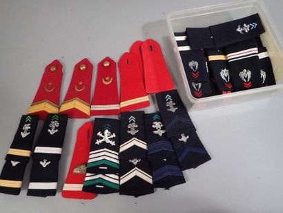 9 boites plastiques d’insignes tissus, épaulettes,...