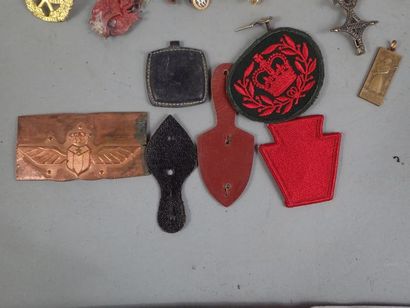 Lot d’insignes divers, la plupart bruts