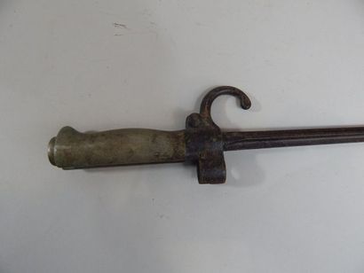 Epée baïonnette française modèle 1886. Poignée...