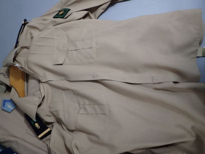 Lot d’uniformes français. Uniforme d’adjudant-chef...
