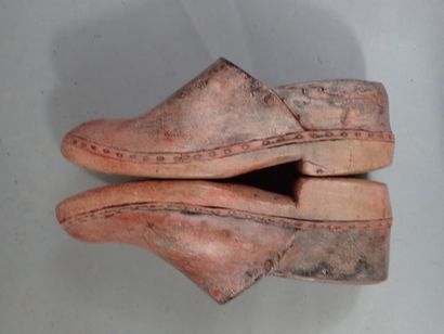 Lot comprenant une paire de sabot, 2 abreuvoirs...