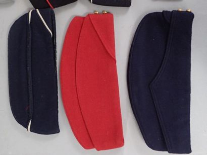Lot de 10 bonnets de police. 8 français :...