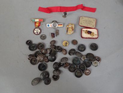 Lot de boutons militaires et insignes dont...